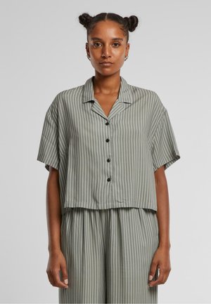 Korte blouse in olijfgroen met witte verticale strepen, korte mouwen en een relaxte pasvorm; gemaakt van een zachte, gladde stof.