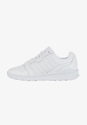 Zapatillas deportivas blancas hechas de material sintético suave, con un diseño de corte bajo, cordones planos y rayas laterales sutiles para dar textura.