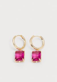 Gullgule øreringer med store firkantede fuksiajeweler hengende fra bunnen. Edelstenene er sikret med fire klør.