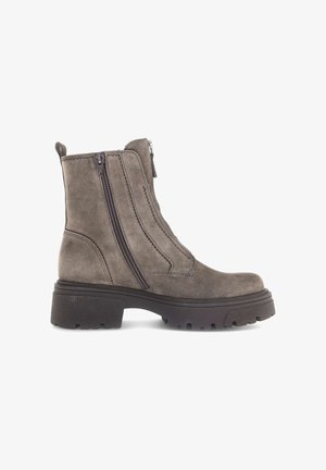 Graue Wildleder-Stiefeletten mit zwei seitlichen Reißverschlüssen, strukturiertem Gummisohle und einem klobigen Absatz, ausgestattet mit kontrastierenden Nähten.