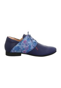 Lila Leder Schuh mit floralem blauen und pinken Design an der Seitenpaneele, abgerundeter Zehenbereich und flacher schwarzer Sohle. Mit Schnürverschluss.