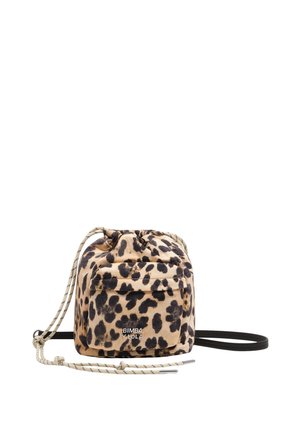 Torba na sznurek w panterkę z przednią kieszenią i logo "BIMBA Y LOLA", z czarnymi i beżowymi sznurkami oraz czarnym regulowanym paskiem.