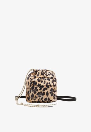 Bolsa de cordón con estampado de leopardo, bolsillo delantero y logo "BIMBA Y LOLA", con cordones negros y beige y una correa negra ajustable.
