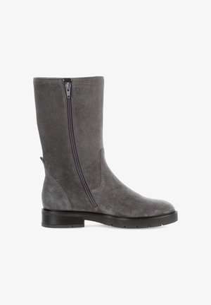 Botte grise en daim jusqu'au genou avec fermeture éclair sur le côté, bout rond et semelle noire basse. Texture lisse avec des coutures subtiles et sans embellissements supplémentaires.