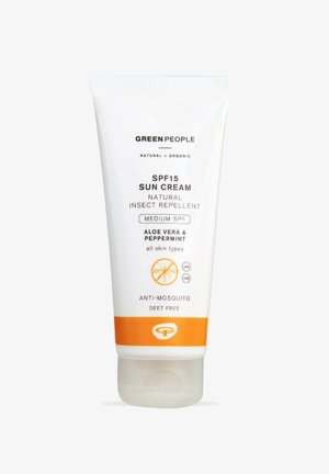 Weiße Tube mit Green People SPF15 Sonnencreme in orangefarbenen Akzenten, gekennzeichnet als natürliches Insektenschutzmittel, das Aloe Vera und Pfefferminze enthält.