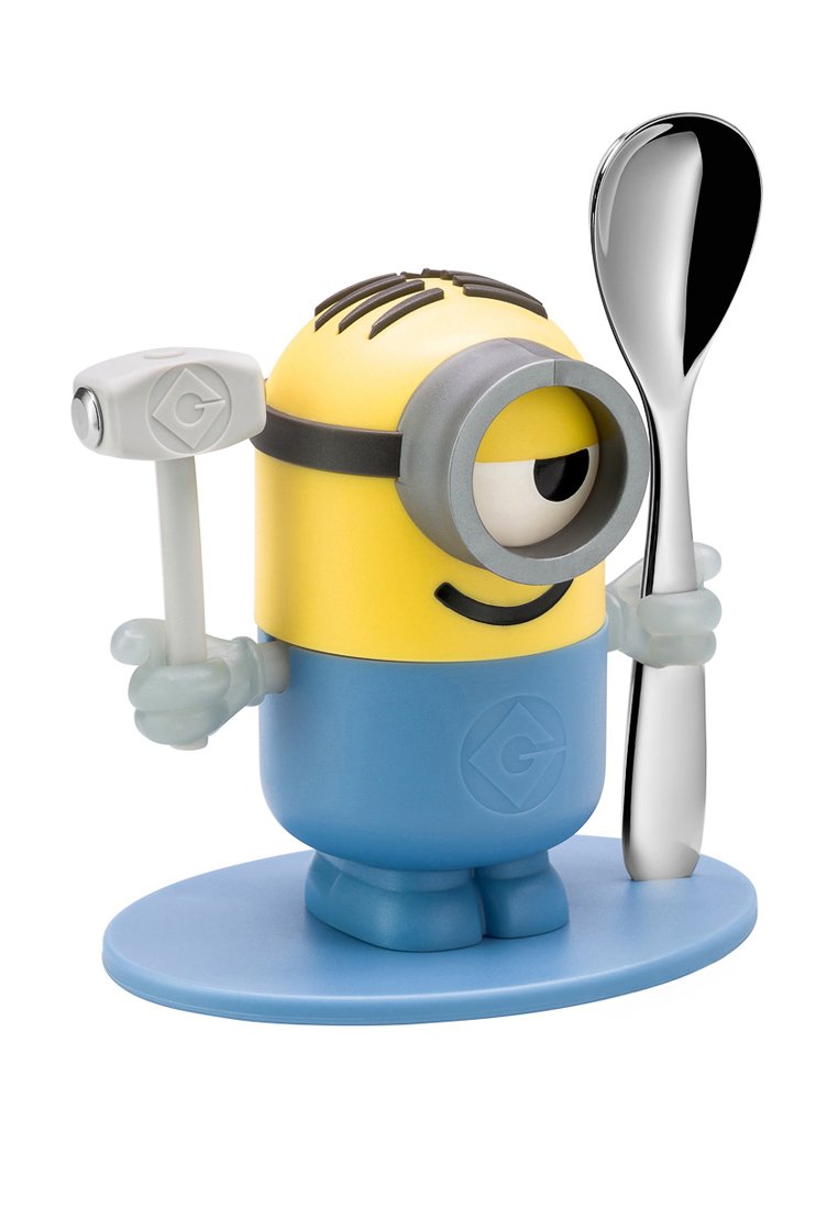 Minion figuur met een gele lichaam, blauwe basis, grijze overall, die een zilveren lepel en een witte hamer vasthoudt. Glad oppervlak met ronde oogdetails.