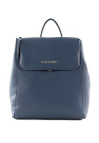 Tummansininen nahkarepulla, jossa on tekstuuripinta, kultainen logo edessä ja läppäkansi. Varustettu yläkahvalla kantamista varten.