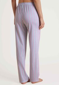 Lichte, paarse pyjamabroek met verticale multicolor strepen. Voorzien van een elastische tailleband en een wijde pijpdesign. Stof met een gladde textuur.