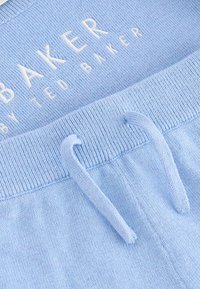 Světlomodré pletené šortky s žebrovaným pasem, šňůrkou a bílým vyšívaným logem "BAKER BY TED BAKER" na přední straně.