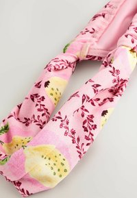 Roze stoffen haarband met citroen- en bloemenpatronen, met een zachte textuur en gevlochten ontwerp. Geschikt voor casual outfits.