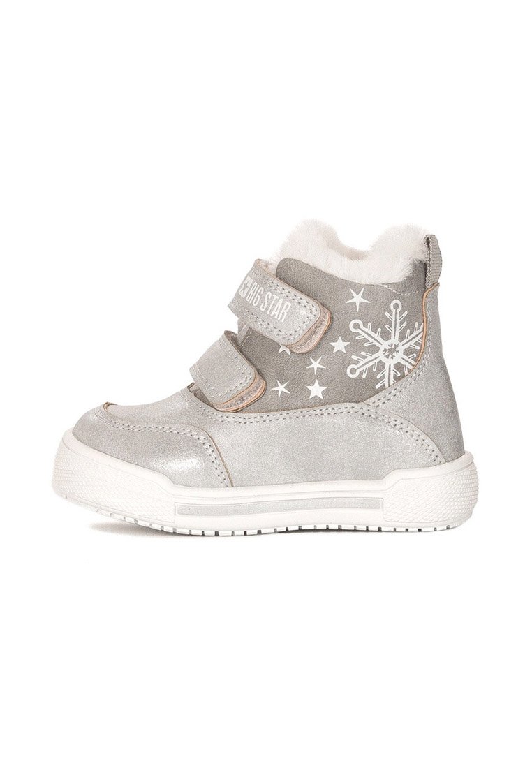 Szare zamszowe botki za kostkę z białym sztucznym futrem, dwiema rzepami i dekoracyjnymi wzorami płatków śniegu oraz gwiazd po bokach. Gumowa podeszwa.