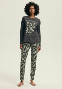 Długi rękaw ciemnoszary komplet piżamy z zielonym nadrukiem liści, z okrągłym dekoltem i elastycznym pasem w spodniach, wykonany z miękkiego materiału bawełnianego.