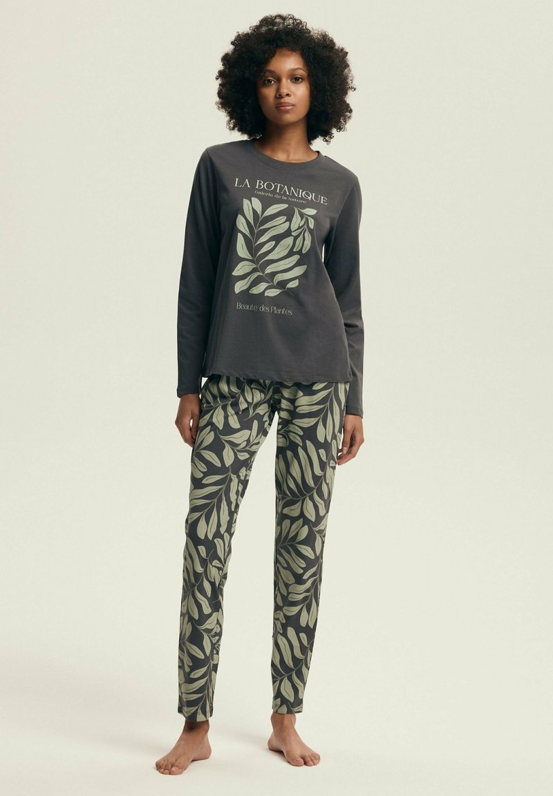 Długi rękaw ciemnoszary komplet piżamy z zielonym nadrukiem liści, z okrągłym dekoltem i elastycznym pasem w spodniach, wykonany z miękkiego materiału bawełnianego.