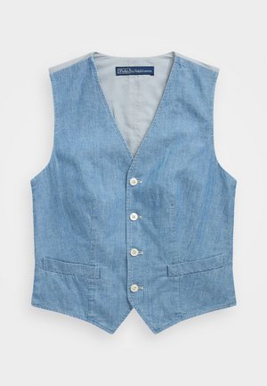 Colete de ganga em azul claro, com decote em V, cinco botões e dois bolsos frontais. Textura suave com um design simples e sem mangas.