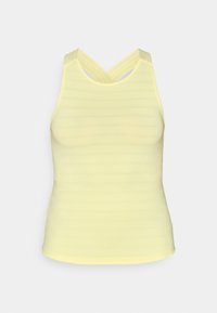 Lys gul trenings tanktop med teksturert design og kryssede rygger, vist på en nøytral bakgrunn.
