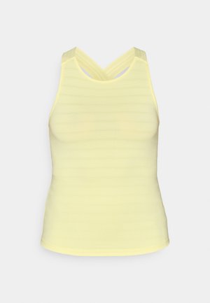 Világos sárga sportpóló, textúrált mintával és keresztben futó hátrészi pántokkal, semleges háttér előtt bemutatva.