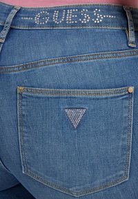 Guess HOCHGESCHNITTENE MIT STRASSDETAIL IN AUS ELASTISCHEM  - Džíny Bootcut - blau