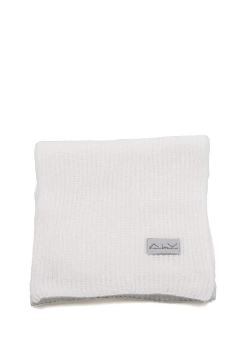 Scaldacollo bianco lavorato a maglia con texture a coste. Presenta una piccola etichetta con logo grigio su un lato. Materiale spesso e morbido per calore e comfort.