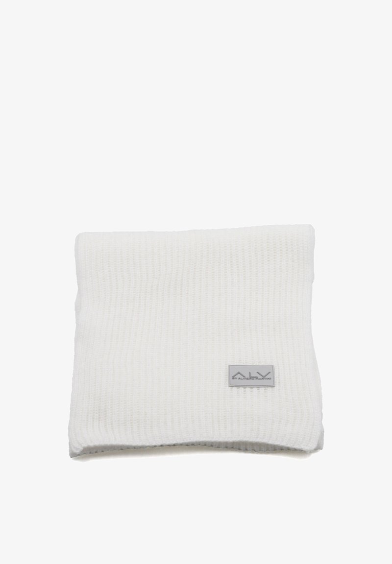 Scaldacollo bianco lavorato a maglia con texture a coste. Presenta una piccola etichetta con logo grigio su un lato. Materiale spesso e morbido per calore e comfort.