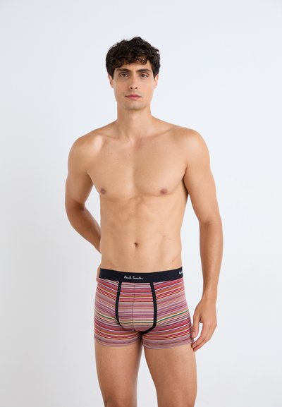 Herre boxer briefs har et flerfarget stripemønster i rød, gul og svart, med en svart midjebånd merket "Paul Smith."
