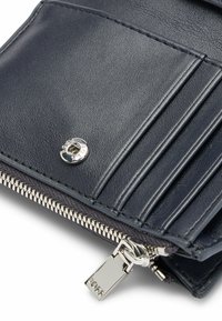 Portafoglio in pelle blu navy con hardware in metallo argentato, dotato di diversi slot per carte e dettagli testurizzati all'esterno per una presa aggiuntiva.