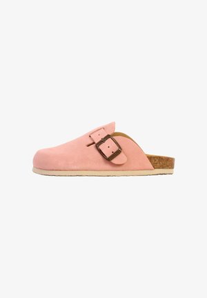Sabot rose en daim à enfiler avec une bride réglable à boucle, semelle intérieure en liège et semelle beige, vu de côté gauche sur fond blanc.