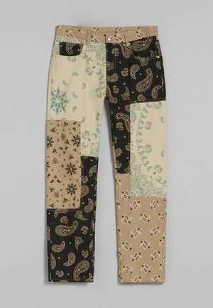 Spodnie patchworkowe z różnymi wzorami paisley i kwiatowymi w kolorach beżowym, czarnym i stonowanym turkusowym. Wytrzymały materiał z klasycznym krojem pięciokieszeniowym.