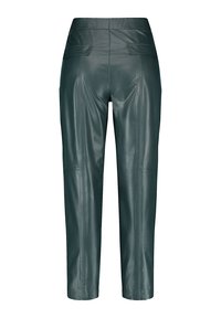 Tmavě zelené kalhoty z umělé kůže s tapered střihem a vysokým pasem, se dvěma zadními kapsami s klopou, zobrazené zezadu na bílém pozadí.