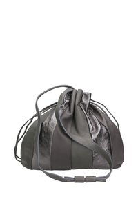 Grijze leren tas met een slank, afgerond ontwerp. Heeft textuur- en gladde panelen, een trekkoordsluiting en een lange verstelbare strap.