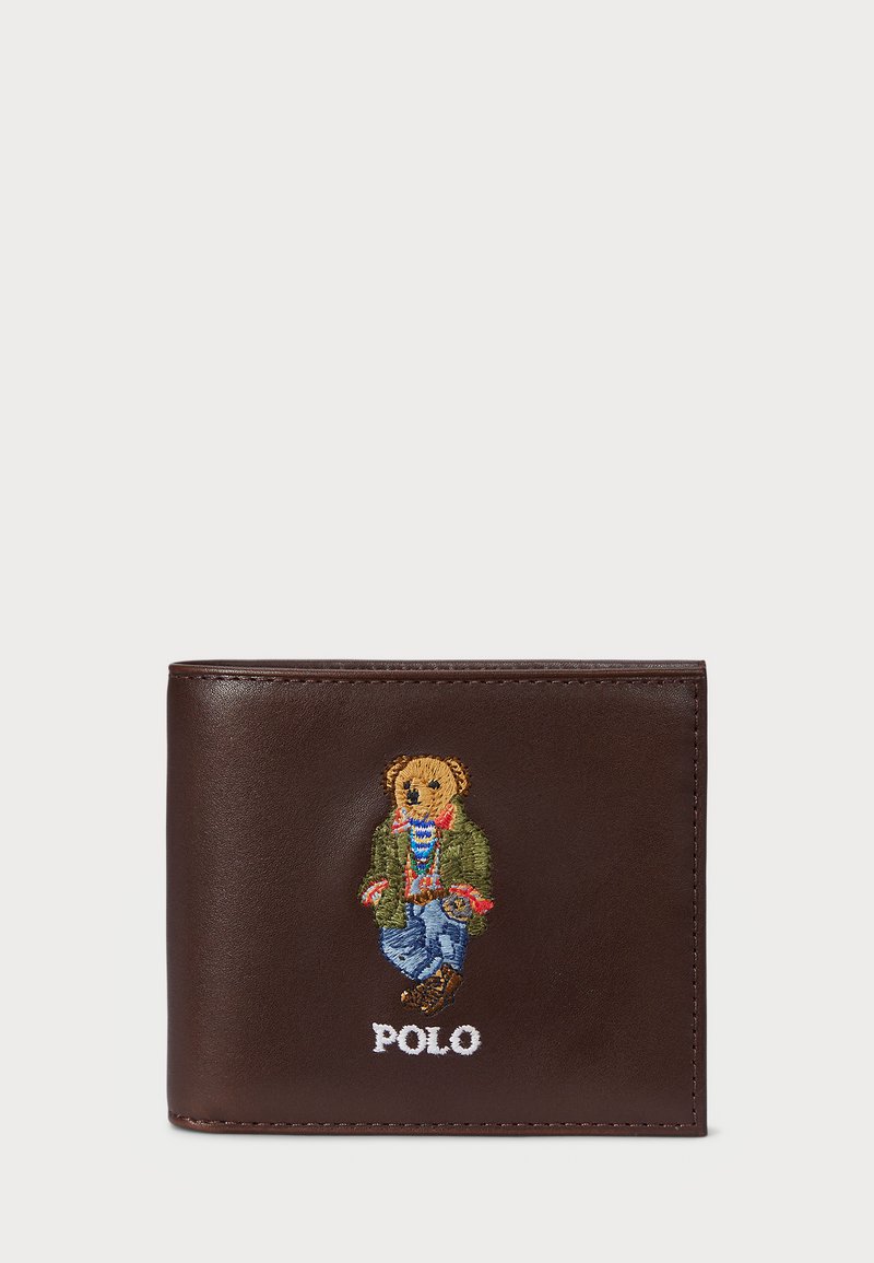 Brun lærwallet med en brodert bjørn i en grønn jakke og blå jeans, med "POLO"-tekst under designet.