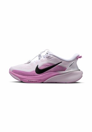Бял и розов маратонски обувка Nike с черен логотип, омекотена подметка и еластичен шнур с ток на бял фон.