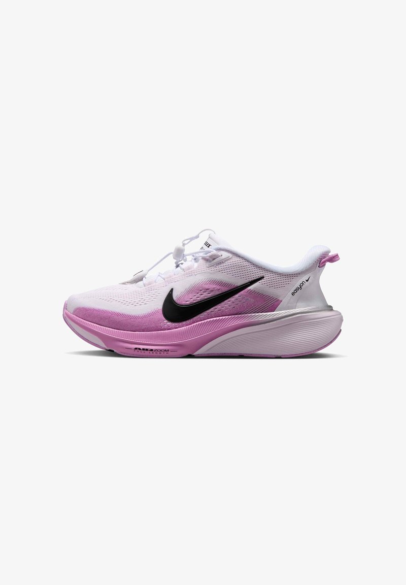 Λευκό και ροζ αθλητικό παπούτσι Nike με μαύρο σήμα, μαλακή σόλα και ελαστικό κορδόνι με κούμπωμα σε λευκό φόντο.