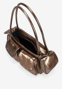 Bolso de mano metálico bronce con dos asas, forma estructurada y tres bolsillos exteriores. El interior cuenta con un forro oscuro. Textura suave.