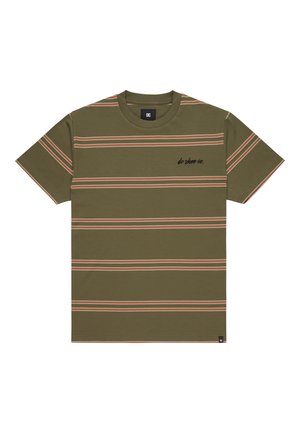 T-shirt à manches courtes vert olive avec des rayures horizontales roses et blanches et le texte "dc shoe co." sur le côté gauche de la poitrine.