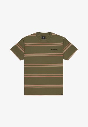 T-shirt à manches courtes vert olive avec des rayures horizontales roses et blanches et le texte "dc shoe co." sur le côté gauche de la poitrine.