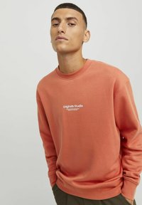 Jack & Jones JORVESTERBRO CREW NECK - Ikdienas džemperis - ginger