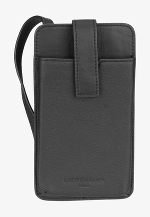 Pouch per telefono in pelle nera con una texture liscia, caratterizzata da una chiusura a pattina e un cinturino da polso. Il nome del marchio "LIEBESKIND" è impresso in basso.