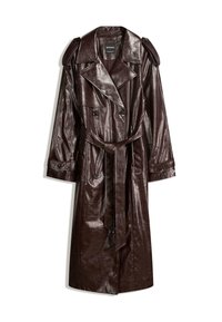 Brauner Kunstleder-Trenchcoat mit doppelreihigem Design, Schulterklappen, tailliertem Gürtel und strukturiertem Finish.