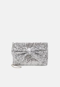 Pochette argentée à sequins avec un détail en forme de nœud, forme rectangulaire, bandoulière chaîne, et surface texturée ornée de petits sequins circulaires.