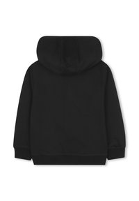 Hoodie noir en tissu doux, avec une grande capuche arrondie, des manches longues et une couleur unie sans motifs ni embellissements.