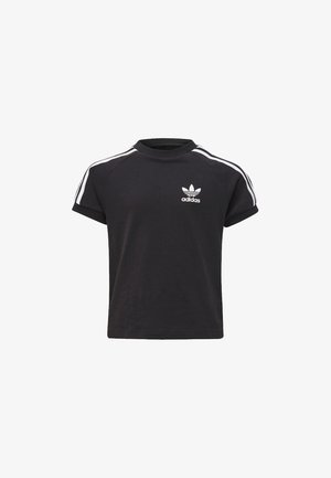 T-shirt nera a maniche corte realizzata in cotone, con logo Adidas bianco e strisce sulle spalle, collo rotondo e vestibilità comoda.