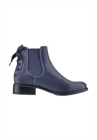 Botín de piel azul marino con paneles laterales elásticos y un detalle de cinta en la parte posterior, con un tacón bajo en bloque y un diseño de punta redonda.