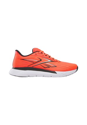 Fel oranje atletische hardloopschoen met zwarte binnenvoering, witte en zwarte zool en zwart-wit logo aan de zijkant.