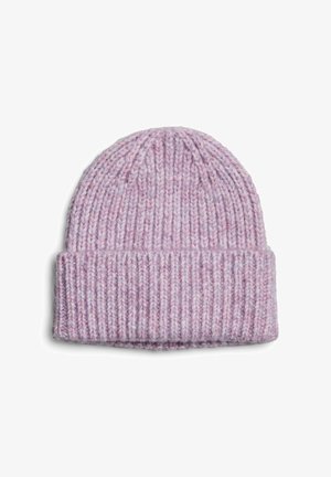 Gebreide beanie in licht lavendel met een geribbelde textuur en omgeslagen boord. Gemaakt van zachte garen, heeft het een subtiel meerkleurig patroon.