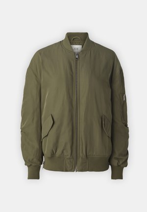 Olivza zaļa bumbiera jaka, kas izgatavota no gludas, vieglas auduma. Iekļauj zipa apdari priekšpusē, sānu kabatas un riboti piedurknes un apakšmalu.