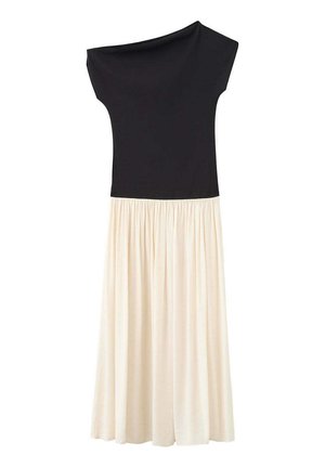 Vestido sin mangas con un cuerpo negro ajustado que presenta un escote asimétrico y una falda plisada color crema y fluida por debajo de la cintura.