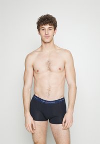 Tommy Hilfiger SIGNATURE TRUNK 3 PACK - Calzoncillos - shocking blue/primary red/carbon