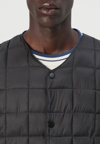 Only & Sons ONSGAVIN LIFE LIGHT QUILTED SNAP VEST - Weste - phantom