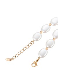 Perle ovali bianche alternate a perline dorate, con una catena dorata dotata di chiusura a moschettone e un'etichetta incisa con il logo.