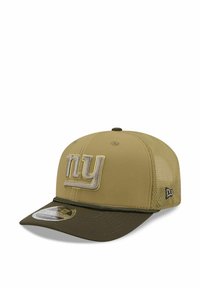 Khaki Baseballkappe mit Netzrücken, gesticktem "ny"-Logo in hellbeige, gebogenem Schirm und schwarzem New Era-Logo an der Seite.